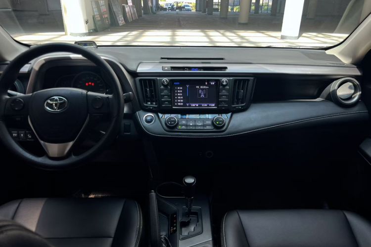 Used Toyota RAV4 2016 2.0L CVT Two-Wheel Drive Fashion Edition China V Standard
