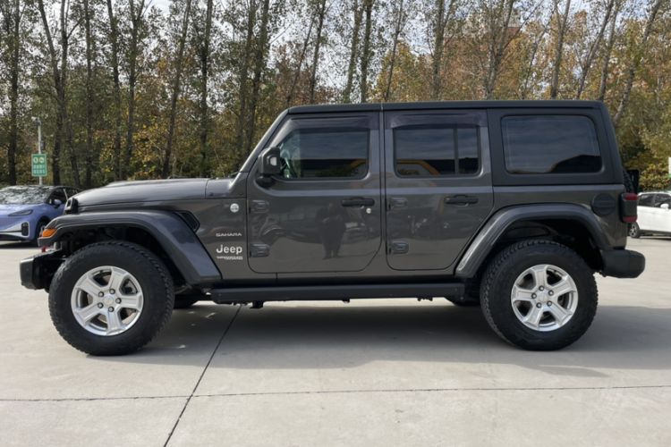 Used  Wrangler 2019 2.0T Sahara Four-Door Version China VI Emission Standard

