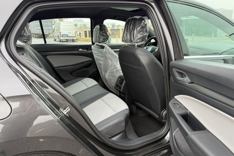 Used Volkswagen Golf 2025 Facelift 300TSI R-Line
