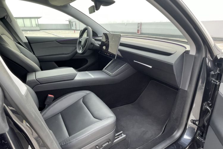 Used Tesla Model Y 2025 Long-Range All-Wheel-Drive Version
