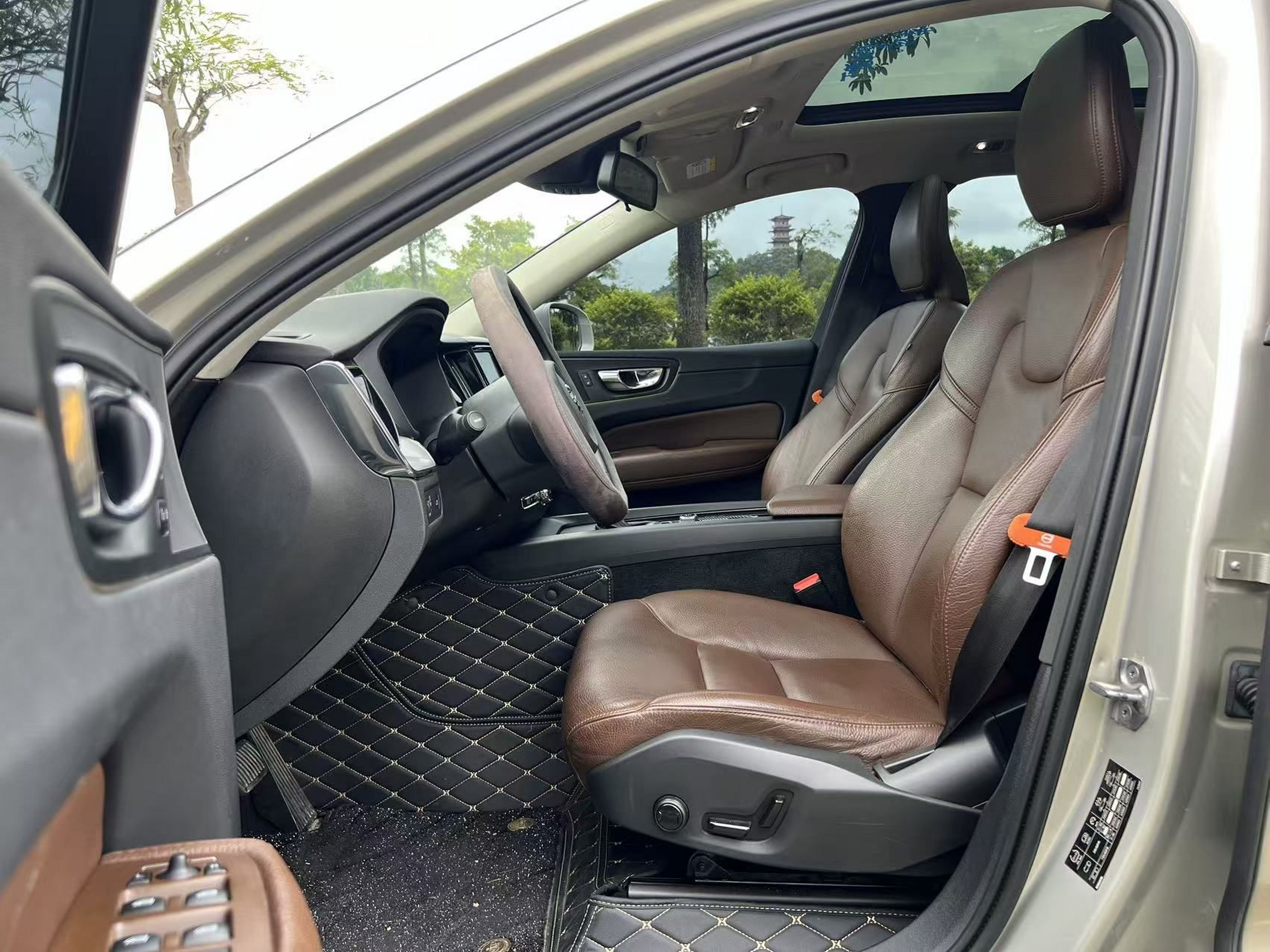 Переднее сиденье в автомобиле