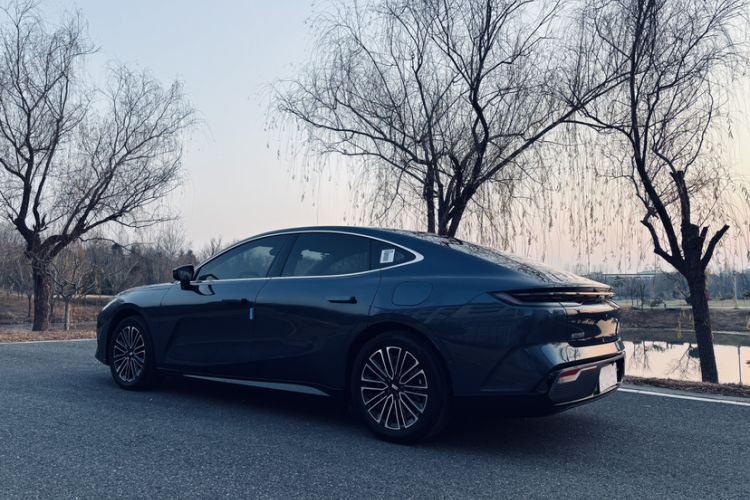 Used  Galaxy 8 2025 130km EM-i Deluxe Edition
