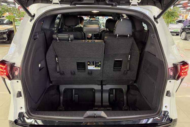 Used Toyota Sienna 2023 2.5L Hybrid Deluxe Edition
