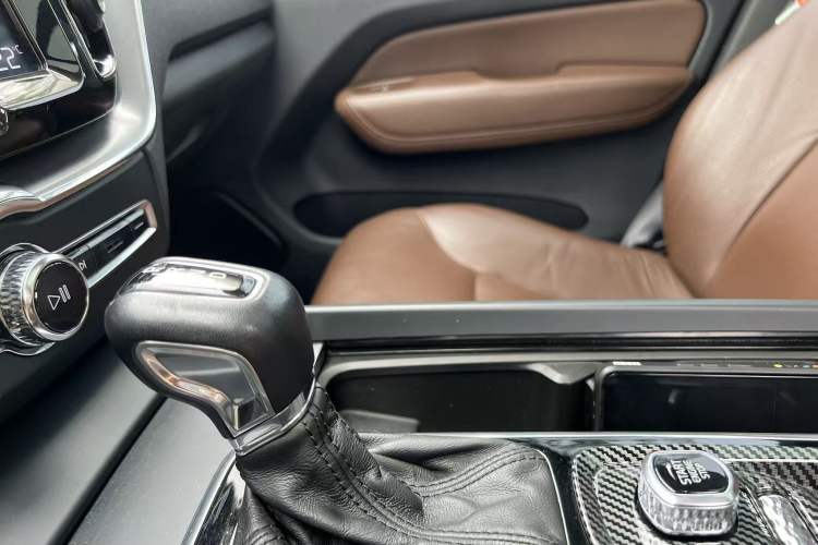 Used Volvo XC60 2019 T5 4x4 Smart Edition China V Standard