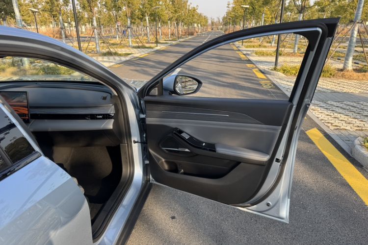 Used  L6 2025 EM-i 140km Starship Edition
