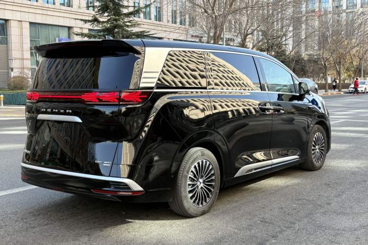 Used Denza D9 2025 DM-i Intelligent Drive 1020 Four-Wheel Drive Flagship Model