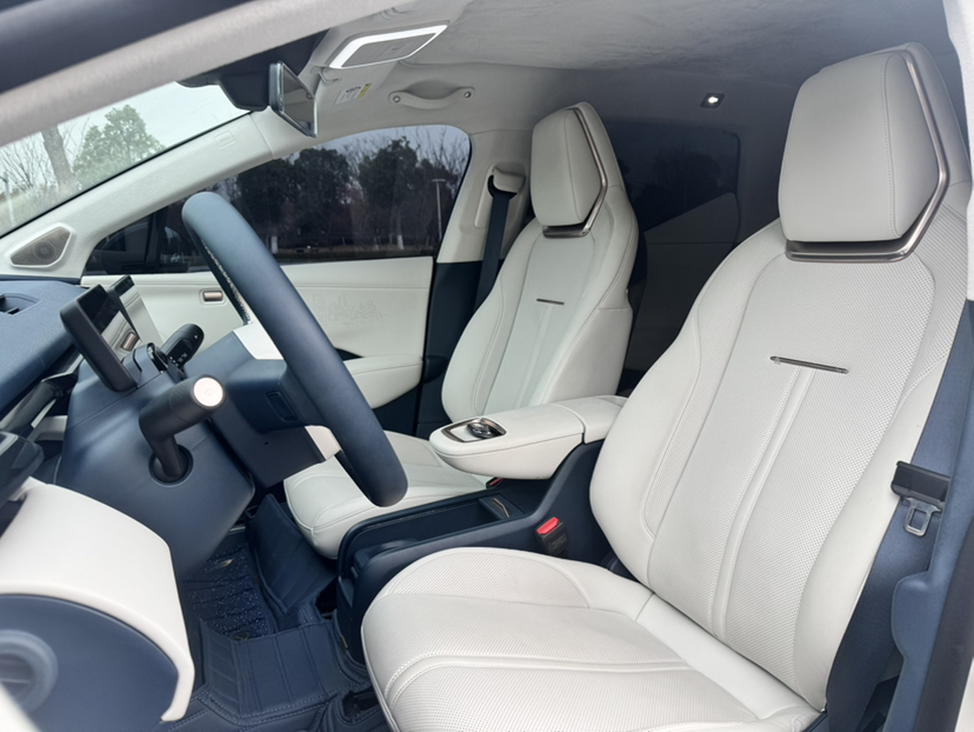 Переднее сиденье в автомобиле