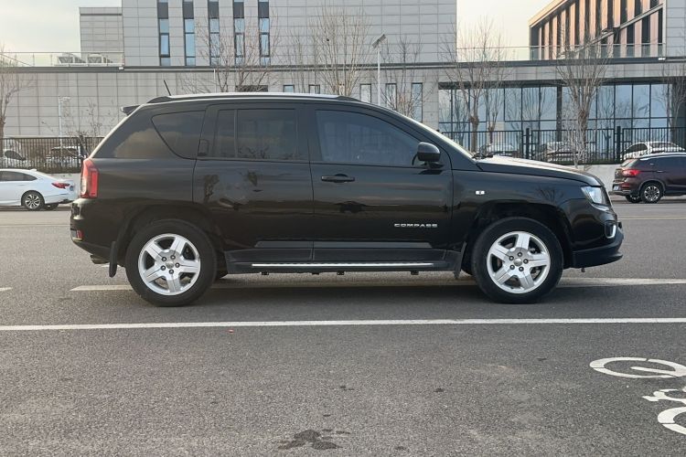 Used  Compass 2014 2.0L two-wheel drive urban version
