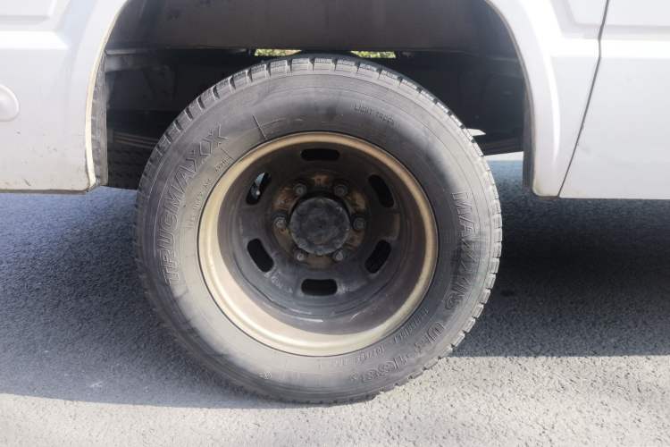 Used Iveco Daily 2020 2.5T A35 Passenger Van with Dual Tires Mid-Roof Design 5-9 Seater China V Emission Standard