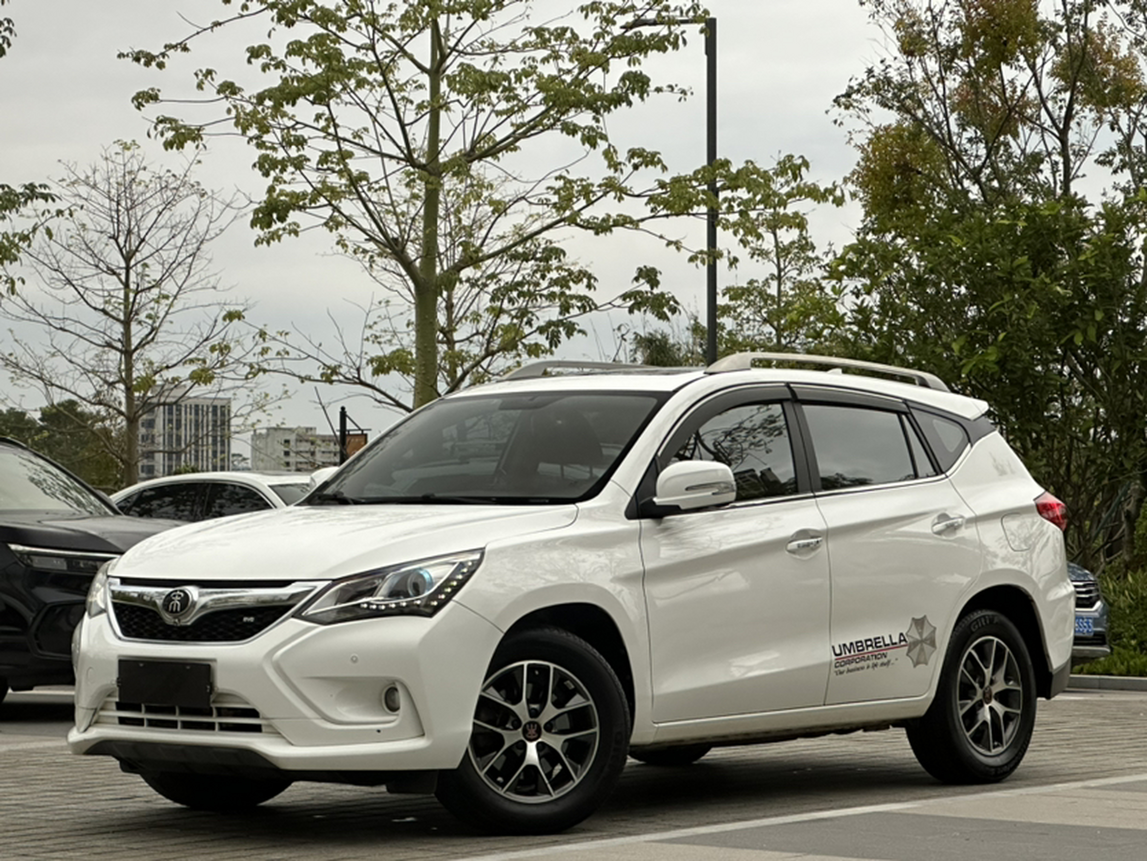 Под передней частью автомобиля