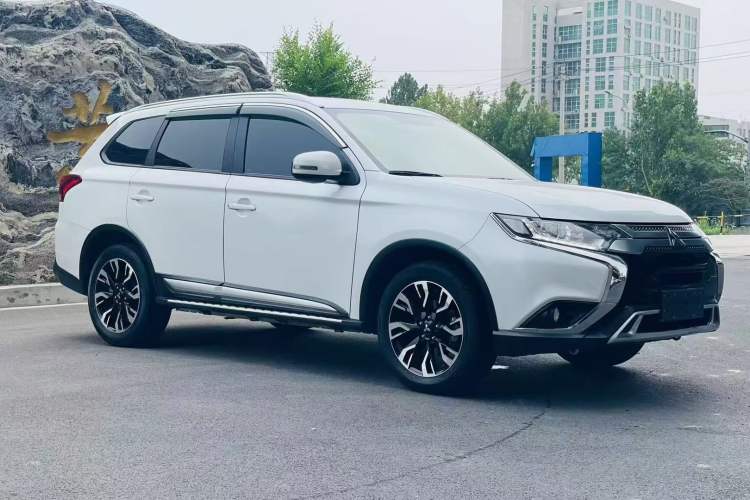 Used Mitsubishi Outlander 2020 2.0L Two-Wheel Drive Comfort Edition 7-Seater
