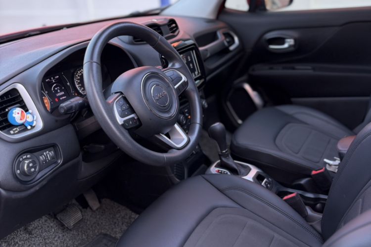 Used  Renegade 2019 220T Automatic Leading Edition
