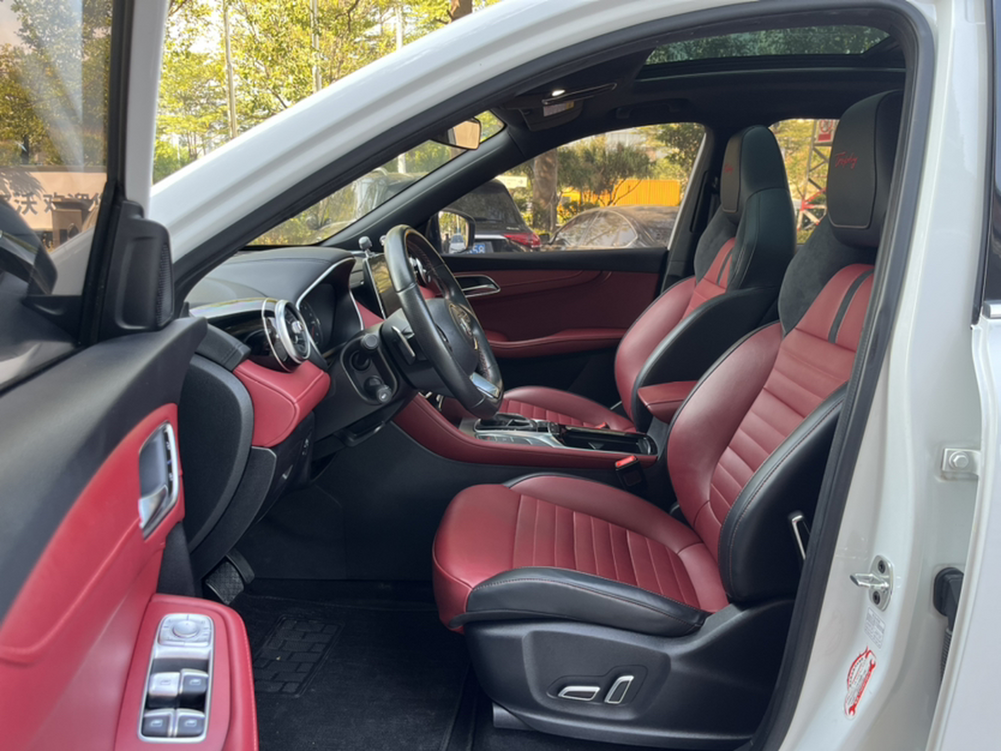 المقاعد الأمامية داخل السيارة