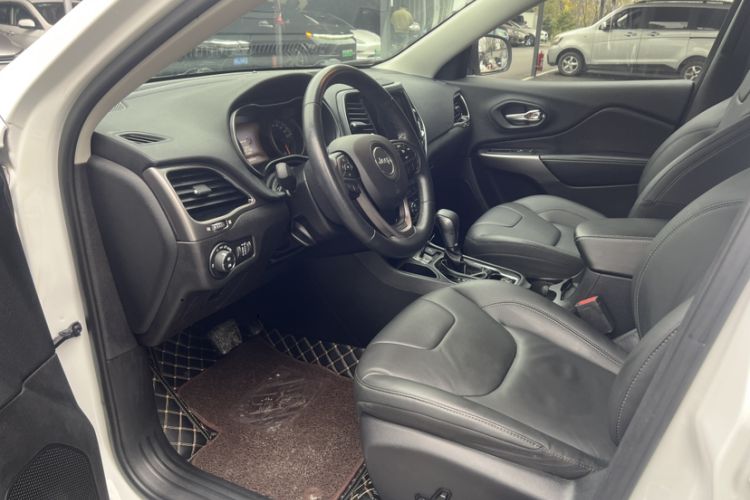 Used  Cherokee 2019 2.0T Two-Wheel Drive Smart Enjoyment Version China V
