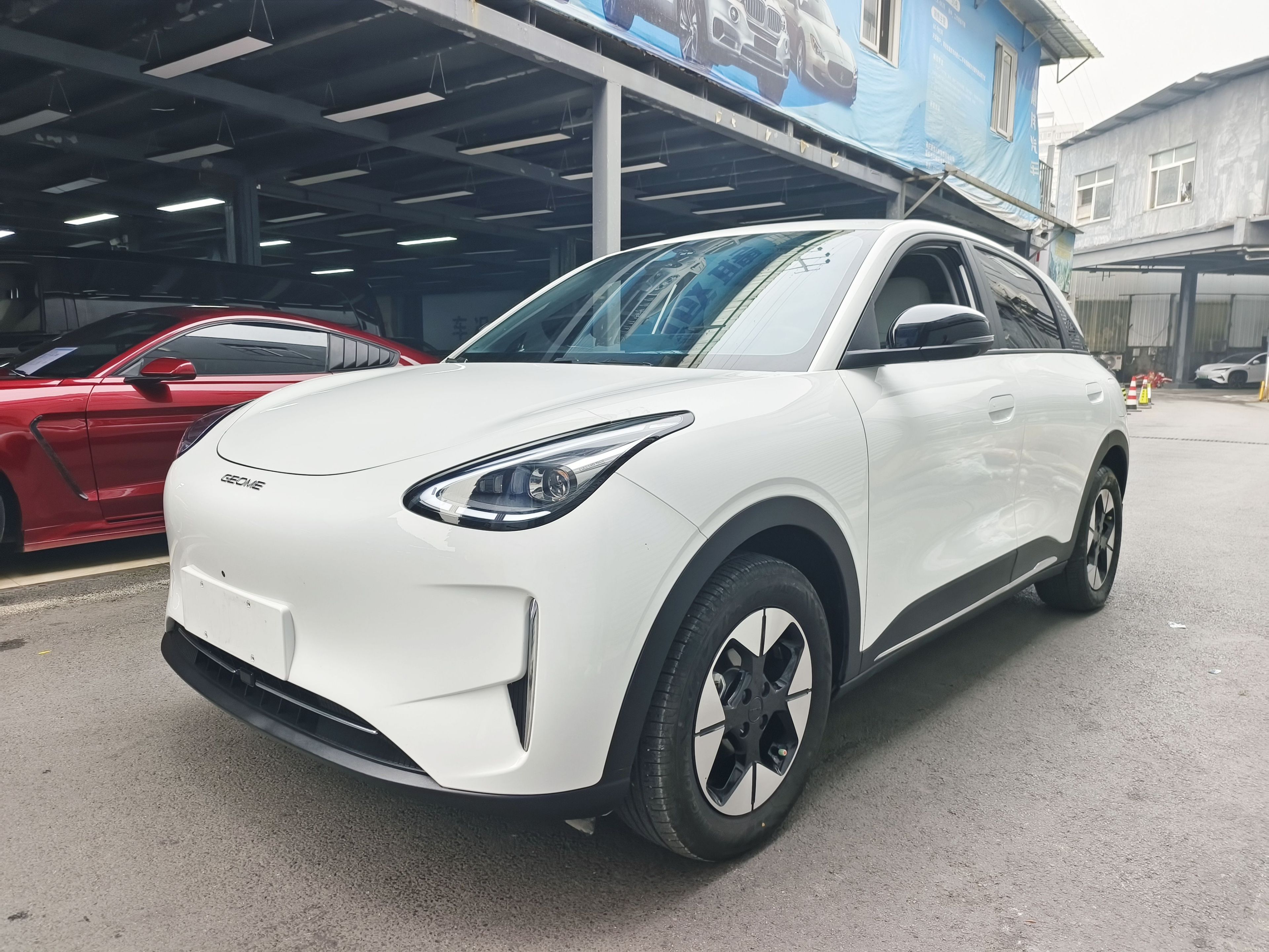 تحت مقدمة السيارة