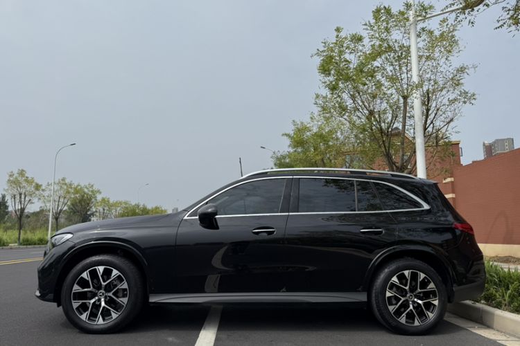 Used Mercedes-Benz GLC 2023 GLC 260 L 4MATIC Luxury Model 5 Seats
