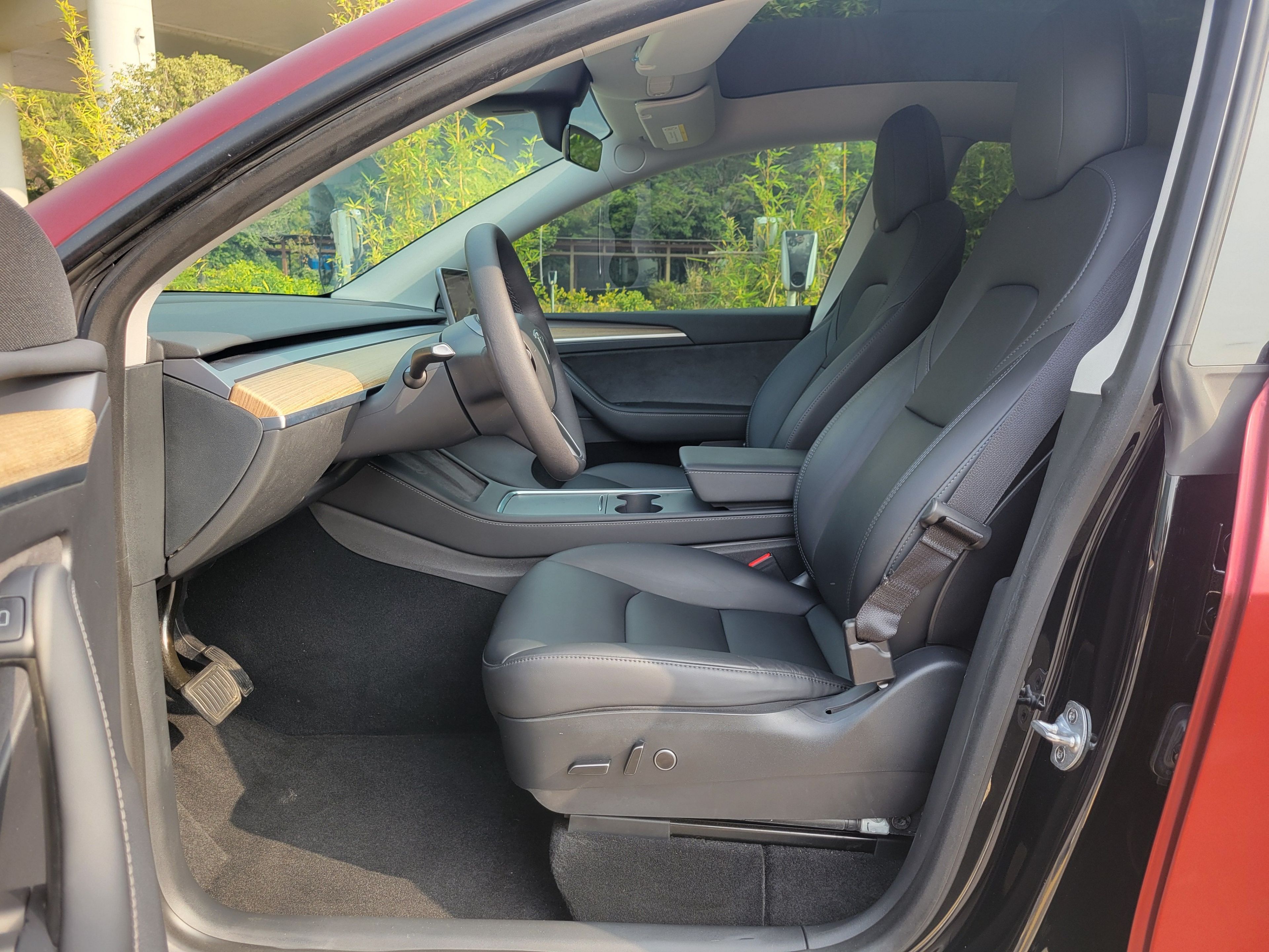 المقاعد الأمامية داخل السيارة