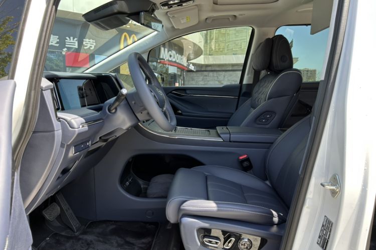 Used GAC Trumpchi Xiangwang M8 2025 Kunkun Series Max Luxury Cabin
