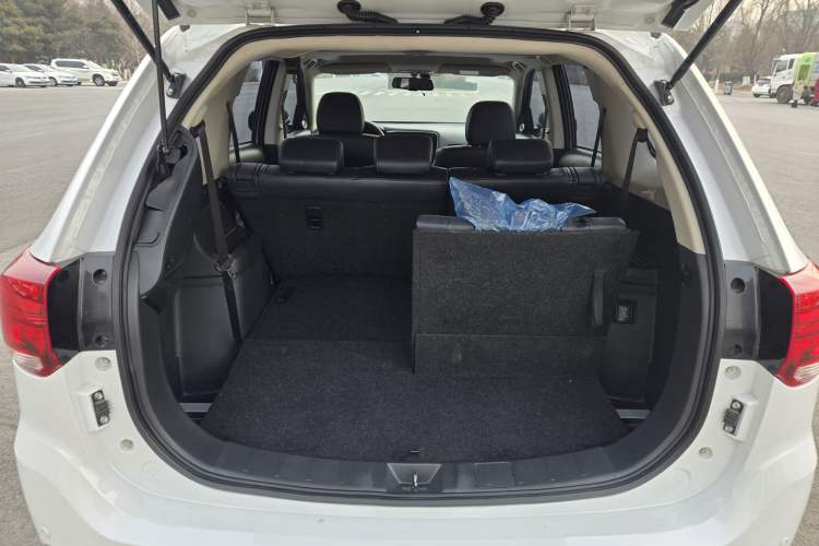 Used Mitsubishi Outlander 2019 2.4L 4x4 Zhi Xiang Edition 7 Seats China VI Standard
