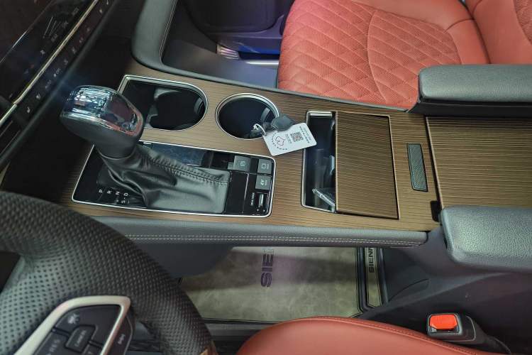 Used Toyota Sienna 2023 2.5L Hybrid Comfort Edition
