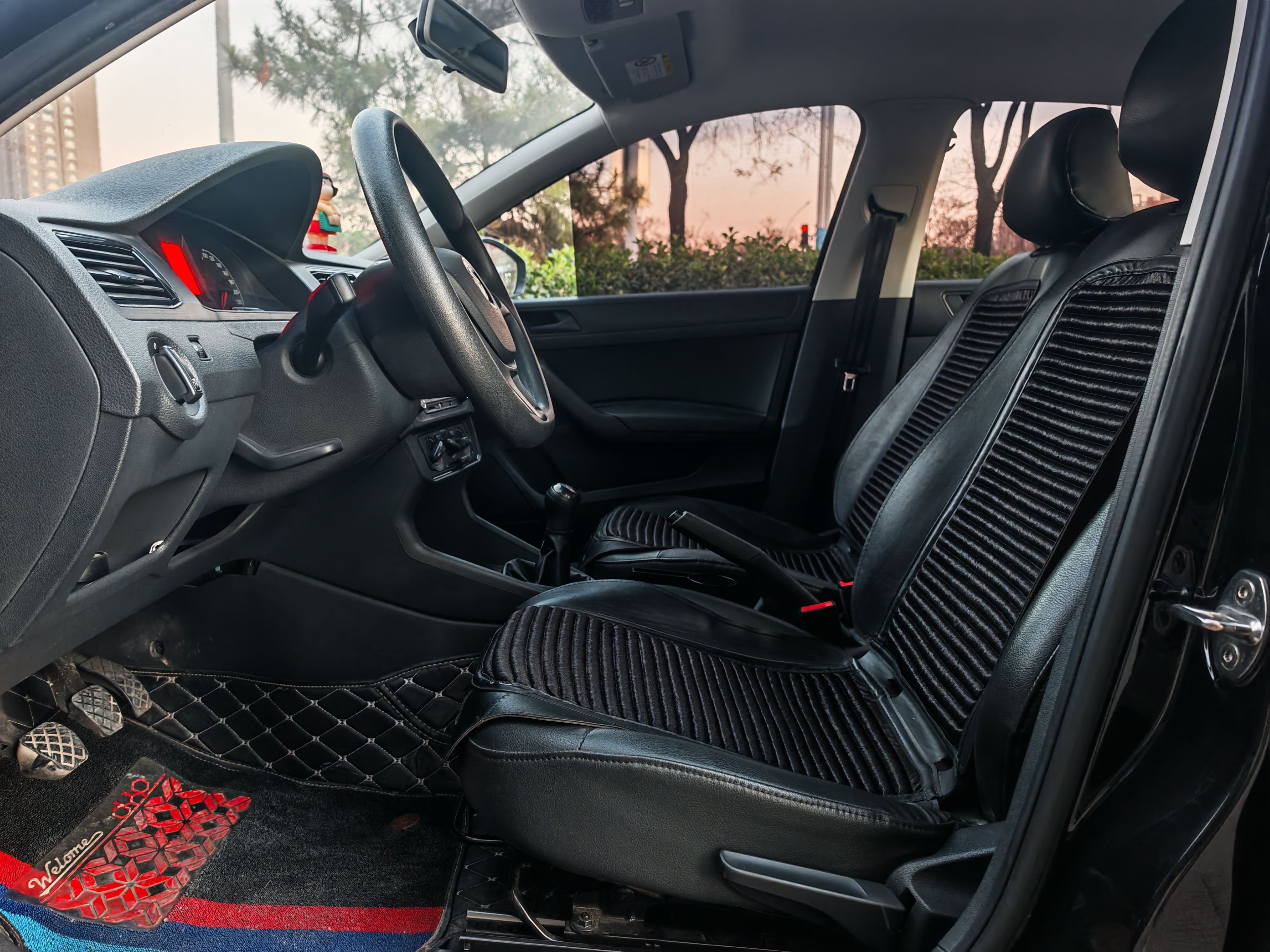 المقاعد الأمامية داخل السيارة