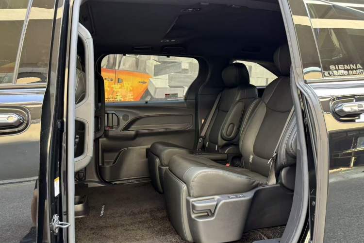 Used Toyota Sienna 2023 2.5L Hybrid Deluxe Edition
