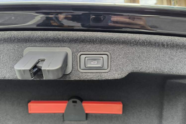 Used Audi A8 2013 A8L 45 TFSI quattro Comfort model
