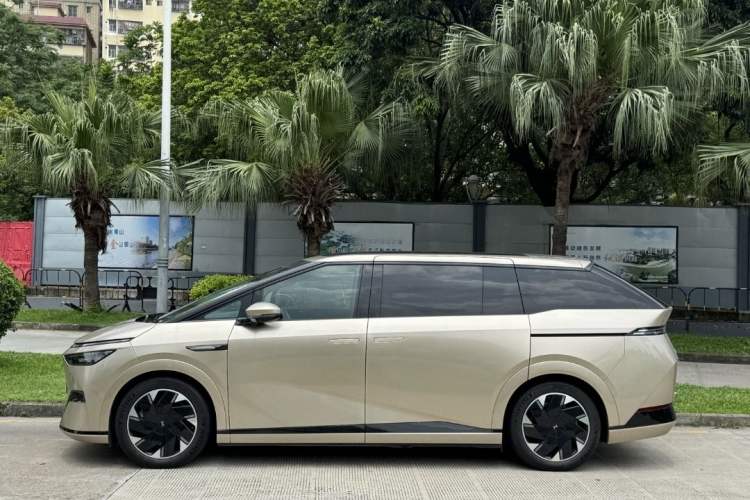 Used XPeng X9 2024 702 Ultra-Long Range Max
