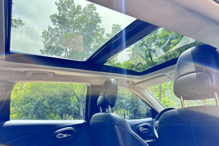 Used  Cherokee 2016 2.4L Professional Edition
