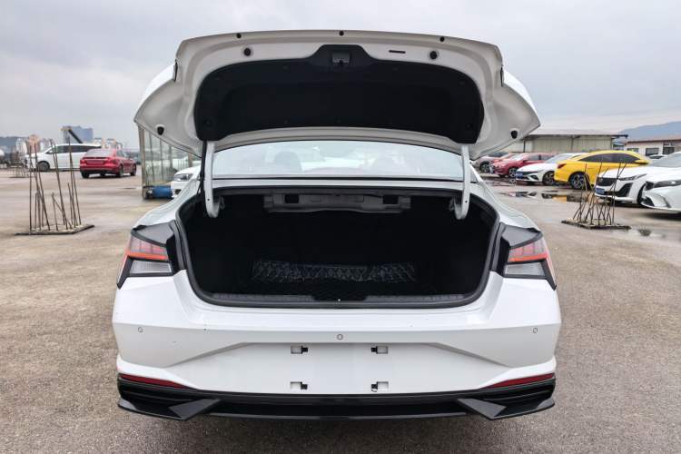 Used Hyundai Elantra 2021 1.5L CVT LUX Prestige Edition
