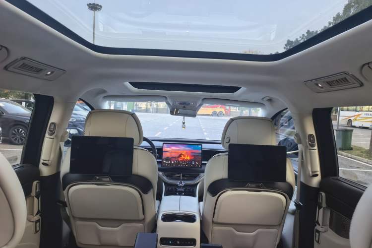 Used Denza D9 2024 DM-i 980 Four-Wheel Drive Flagship Model
