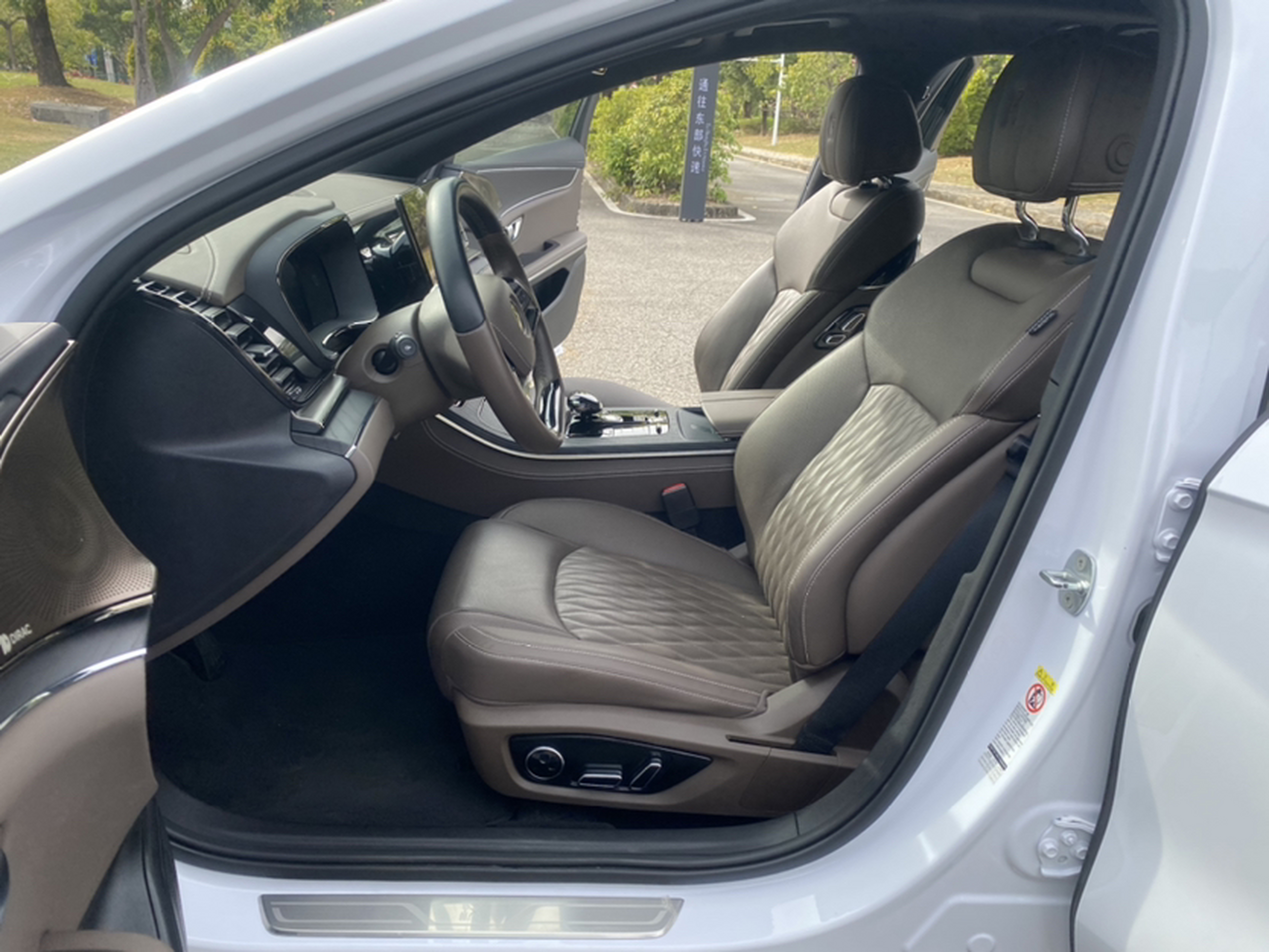 المقاعد الأمامية داخل السيارة