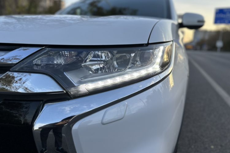 Used Mitsubishi Outlander 2016 2.4L 4x4 Luxury Edition 7-Seater
