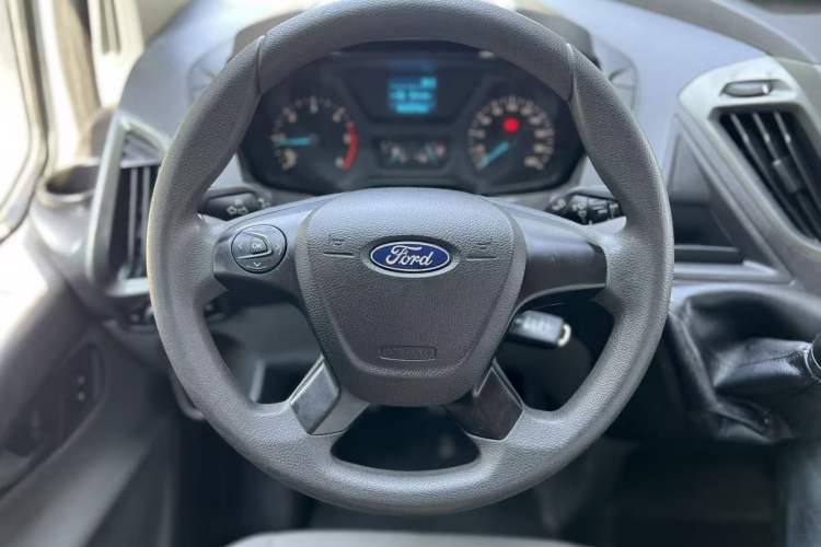 Used Ford Transit 2019 2.0T Diesel Van Mid-Chassis Mid-Roof 3-Seater China VI Standard
