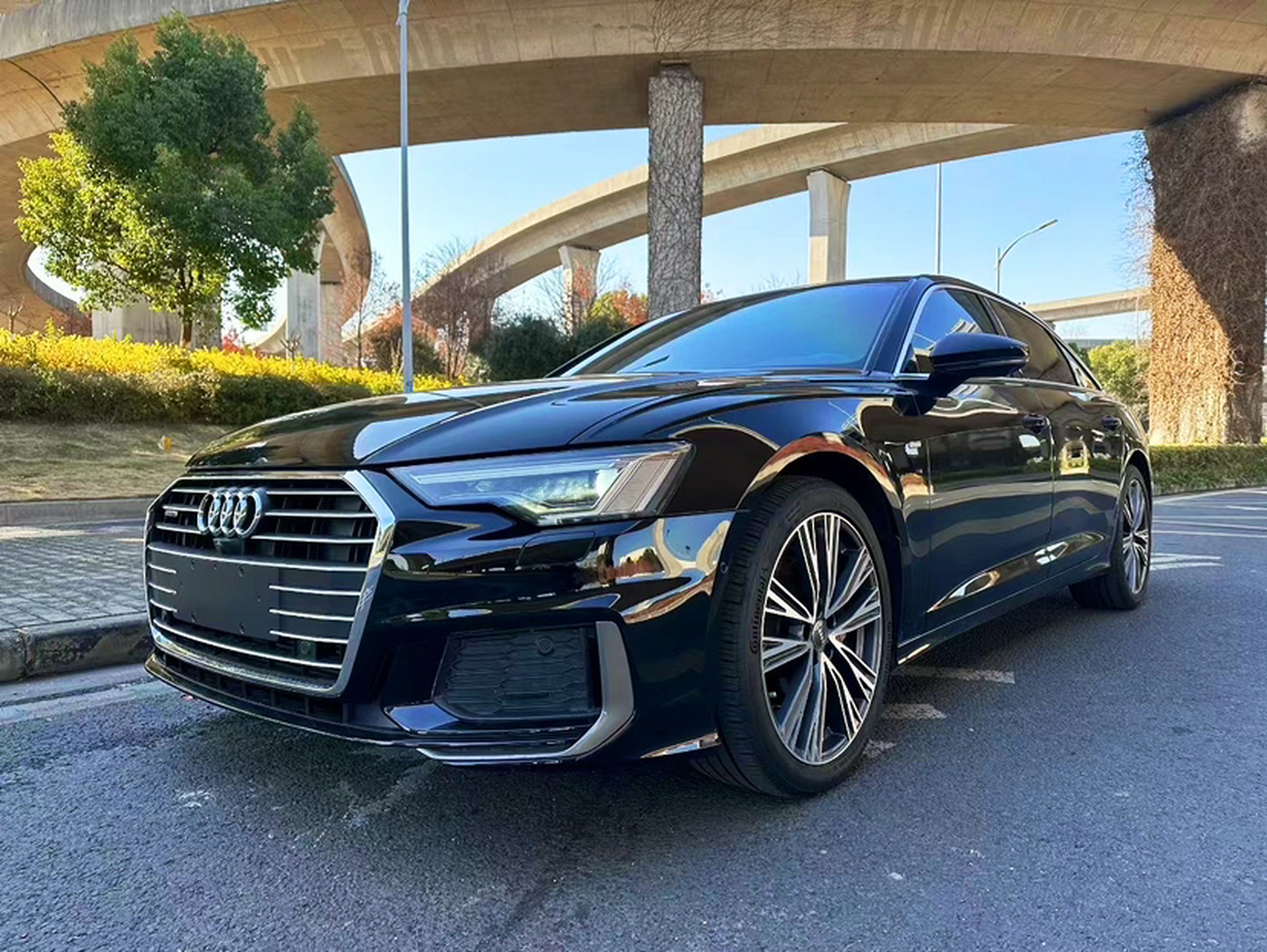 Под передней частью автомобиля