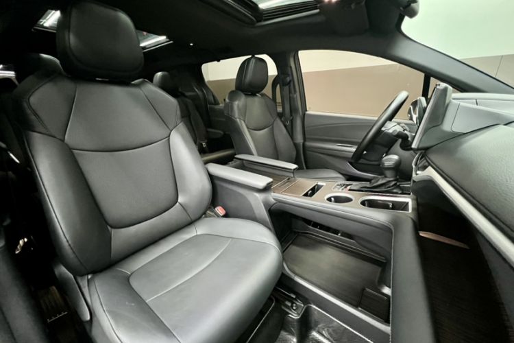 Used Toyota Granvia 2024 2.5L Hybrid Luxury Edition
