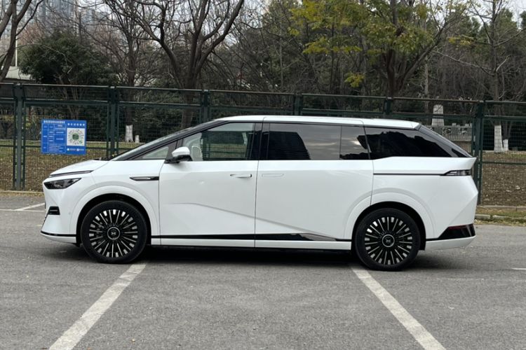 Used XPeng X9 2025 740 Ultra-Long Range Max
