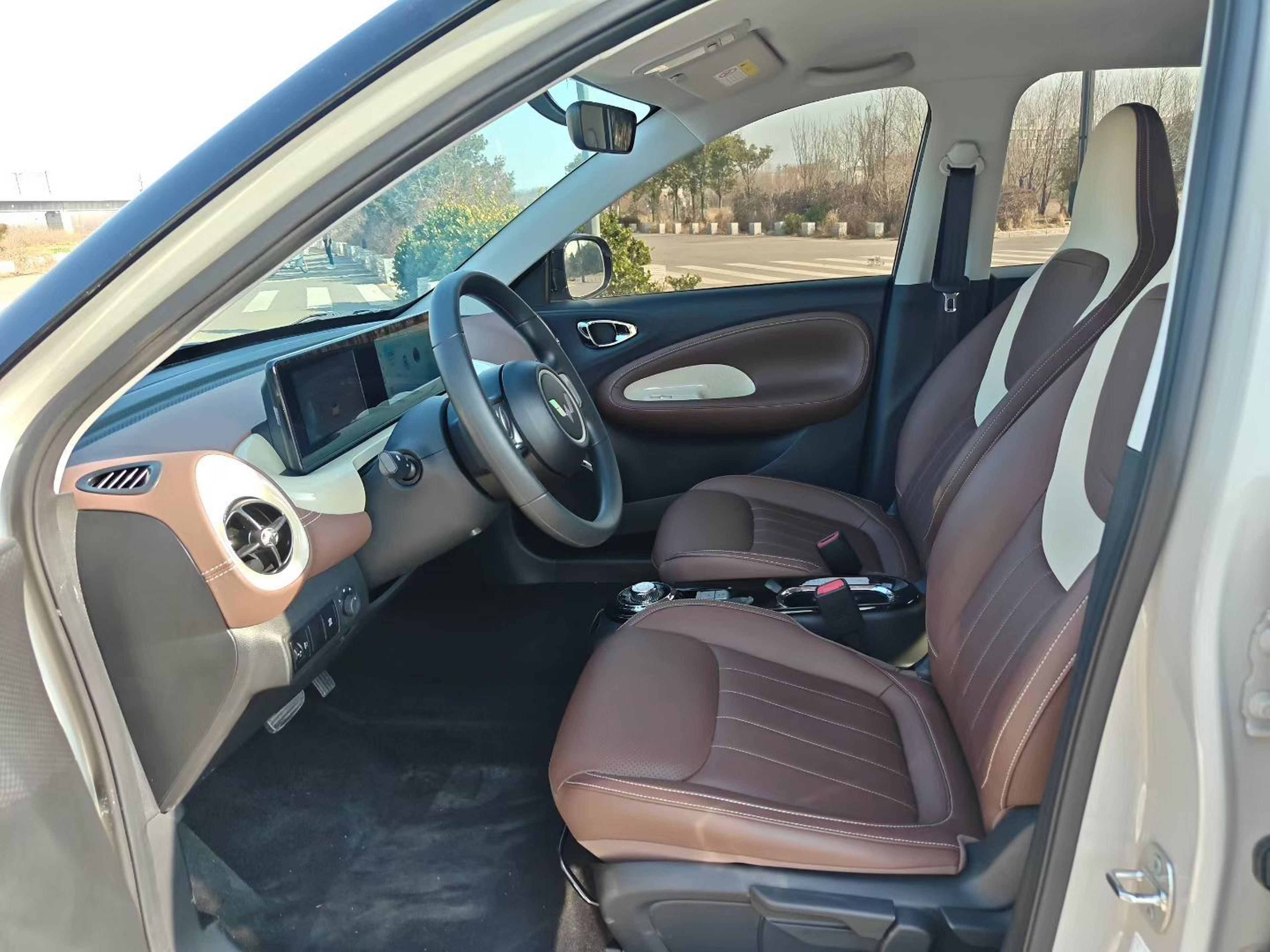 المقاعد الأمامية داخل السيارة