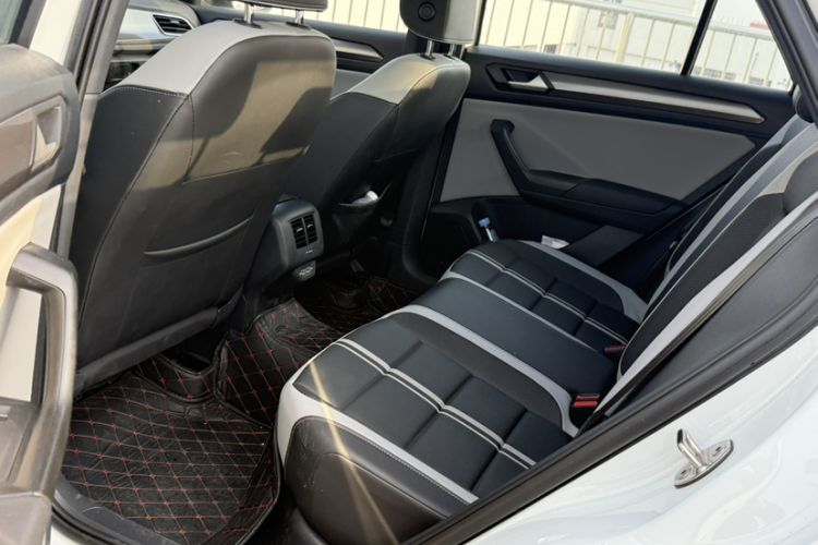 Used Volkswagen T-ROC 2023 300TSI DSG Two-Wheel Drive Starlight Edition
