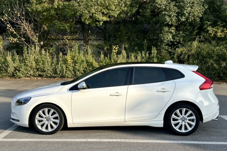 Used Volvo V40 2015 1.6T Zhiyi Edition