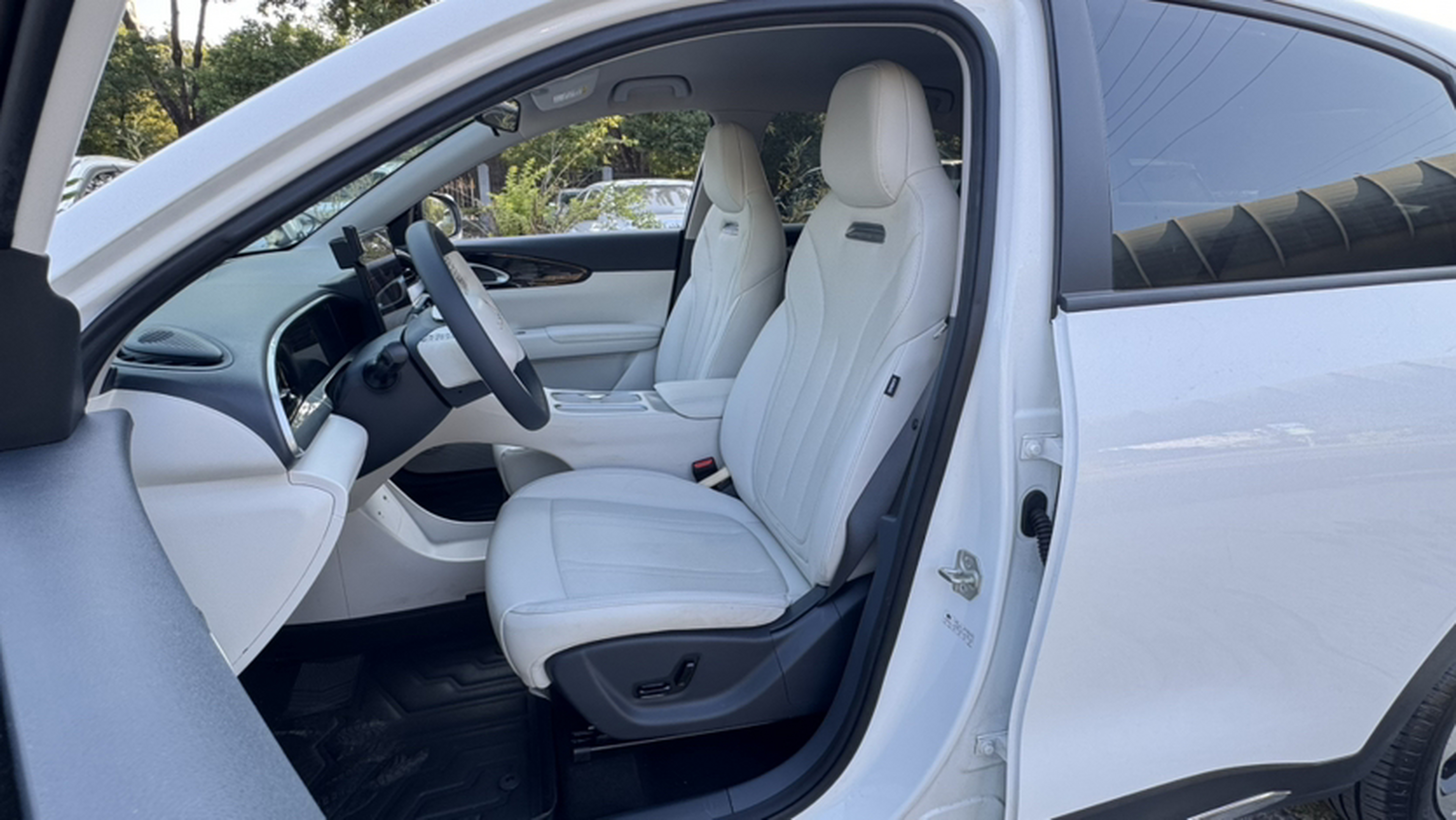 Переднее сиденье в автомобиле