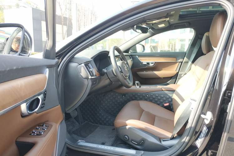 Used Volvo S90 2025 B5 Zhiyi Luxury Edition
