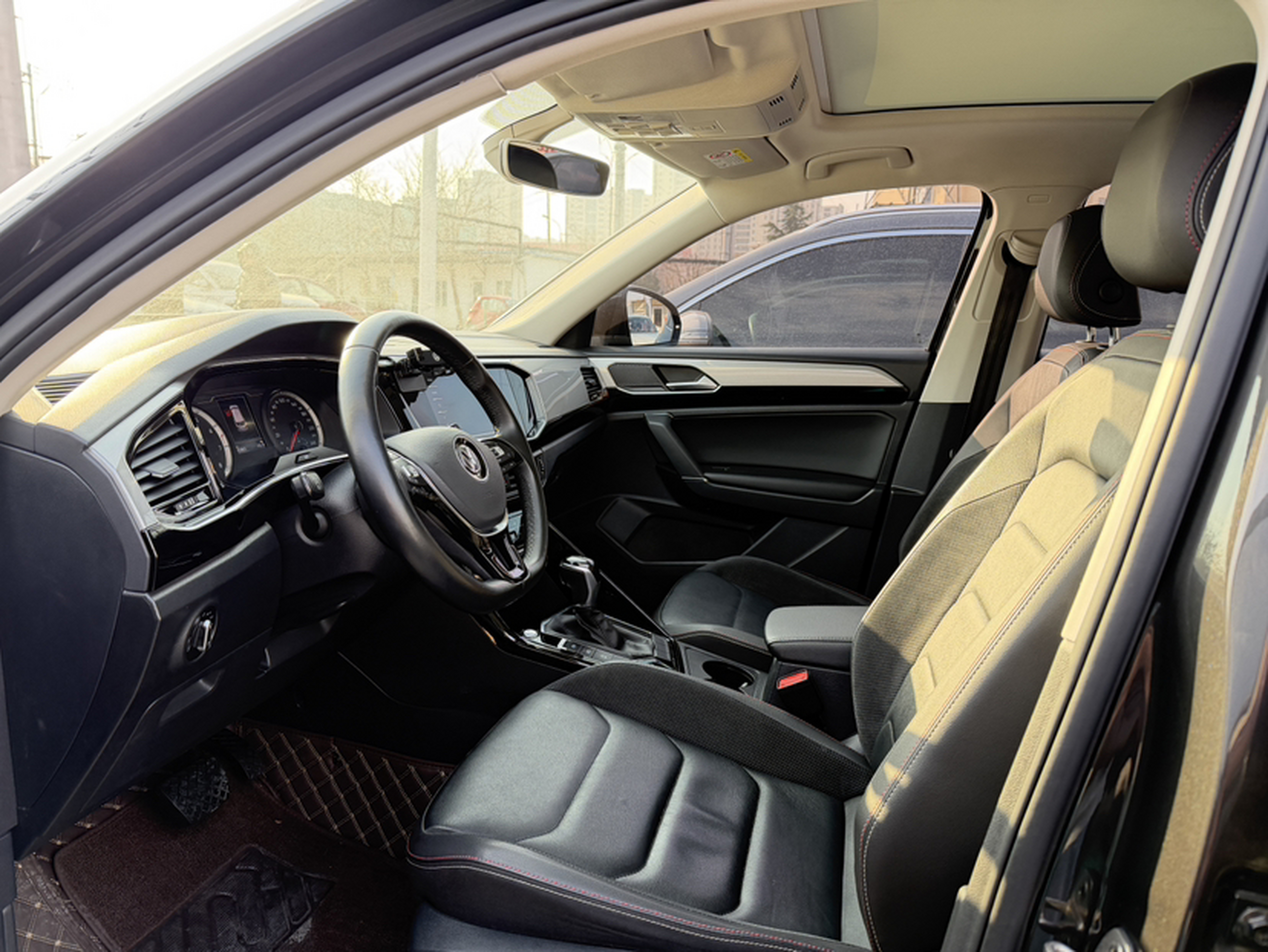 المقاعد الأمامية داخل السيارة