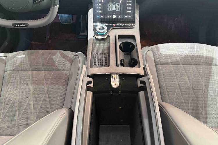 Used VOYAH PASSION 2024 PHEV Four-Wheel Drive Ultra-Long Range Flagship Model
