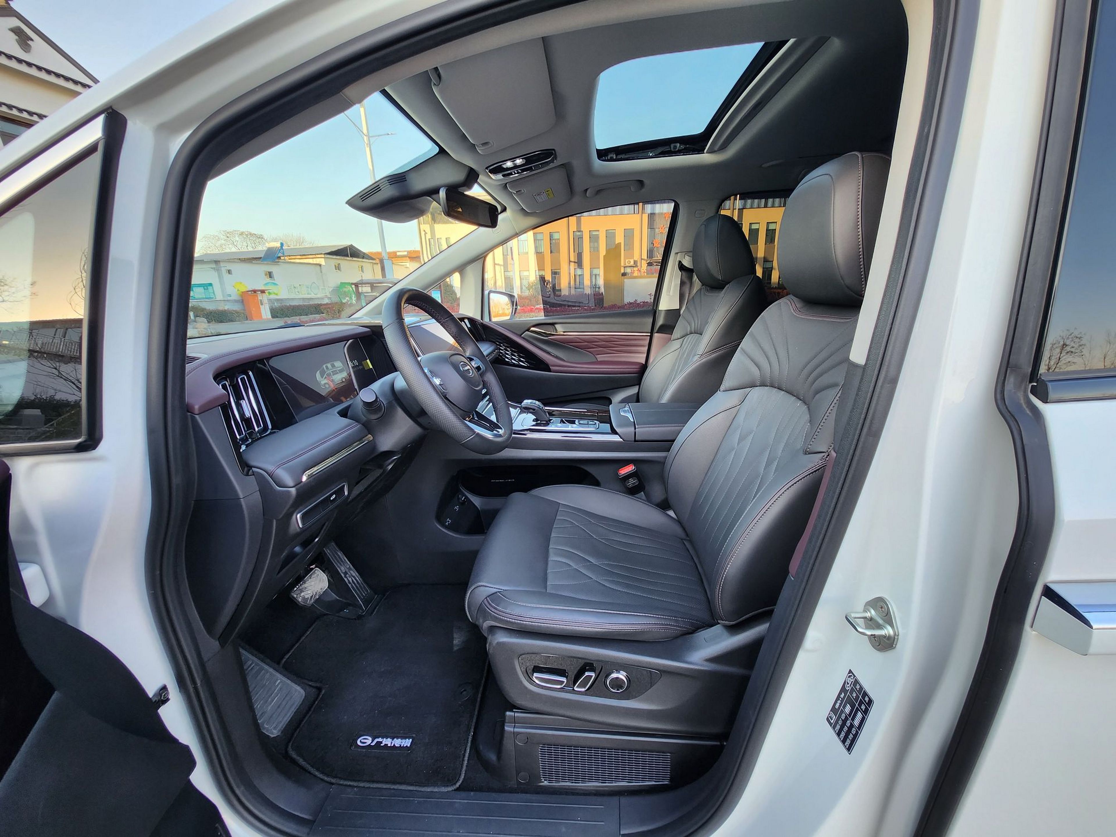 المقاعد الأمامية داخل السيارة