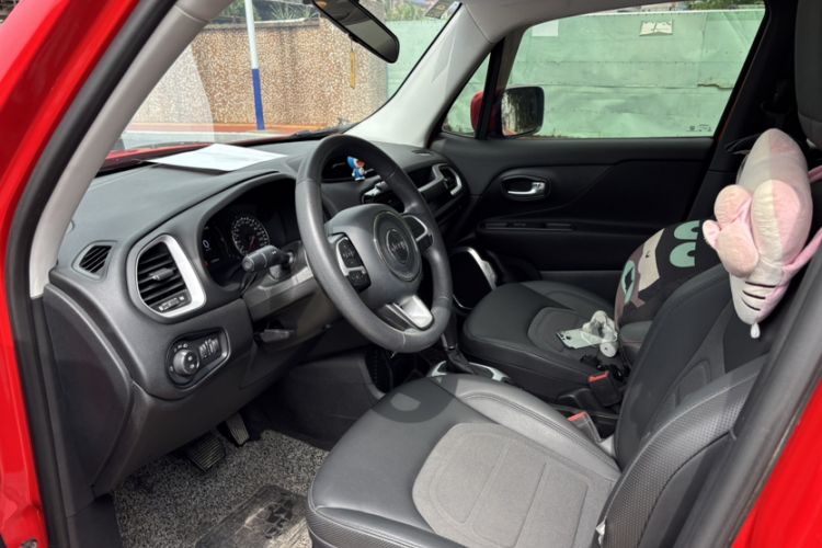 Used  Renegade 2019 220T Automatic Leading Edition
