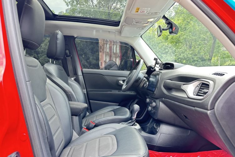 Used  Renegade 2019 220T Automatic Leading Edition
