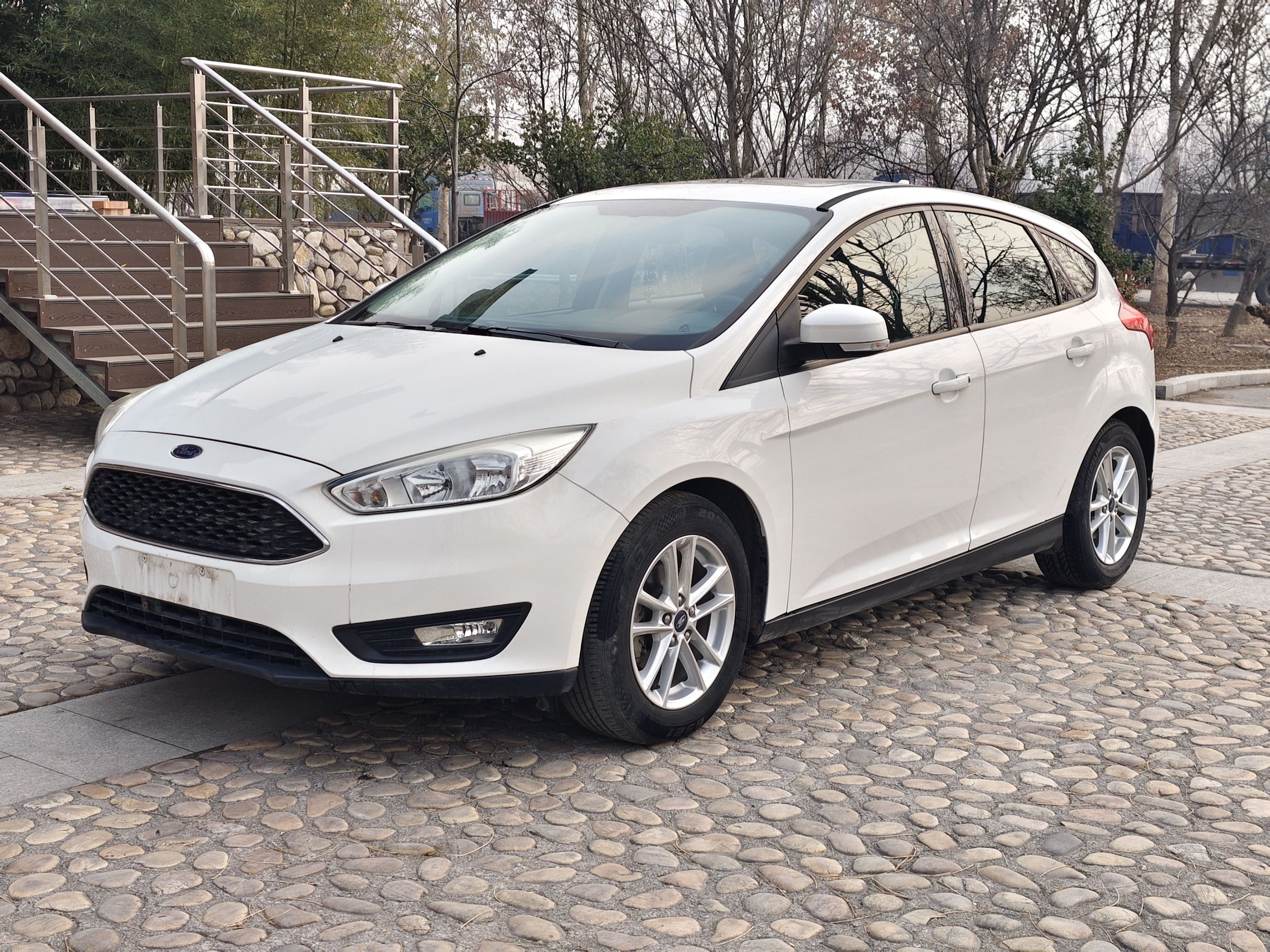 Под передней частью автомобиля