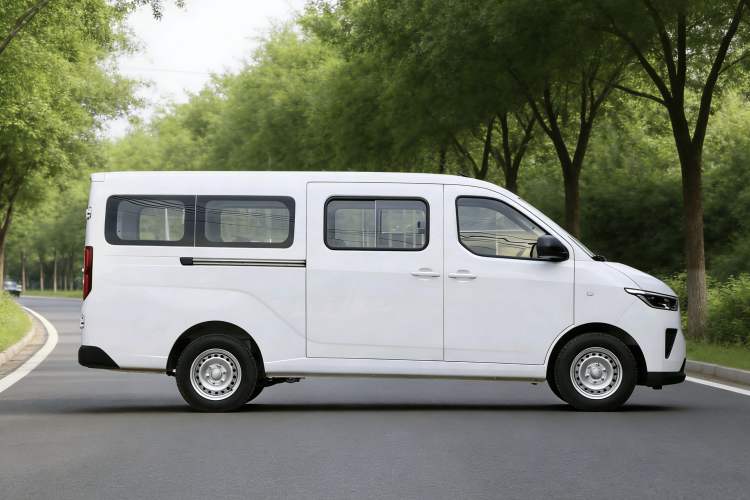 Used Wuling Yangguang 2024 300KM Comfort Version Passenger Van 75kW

