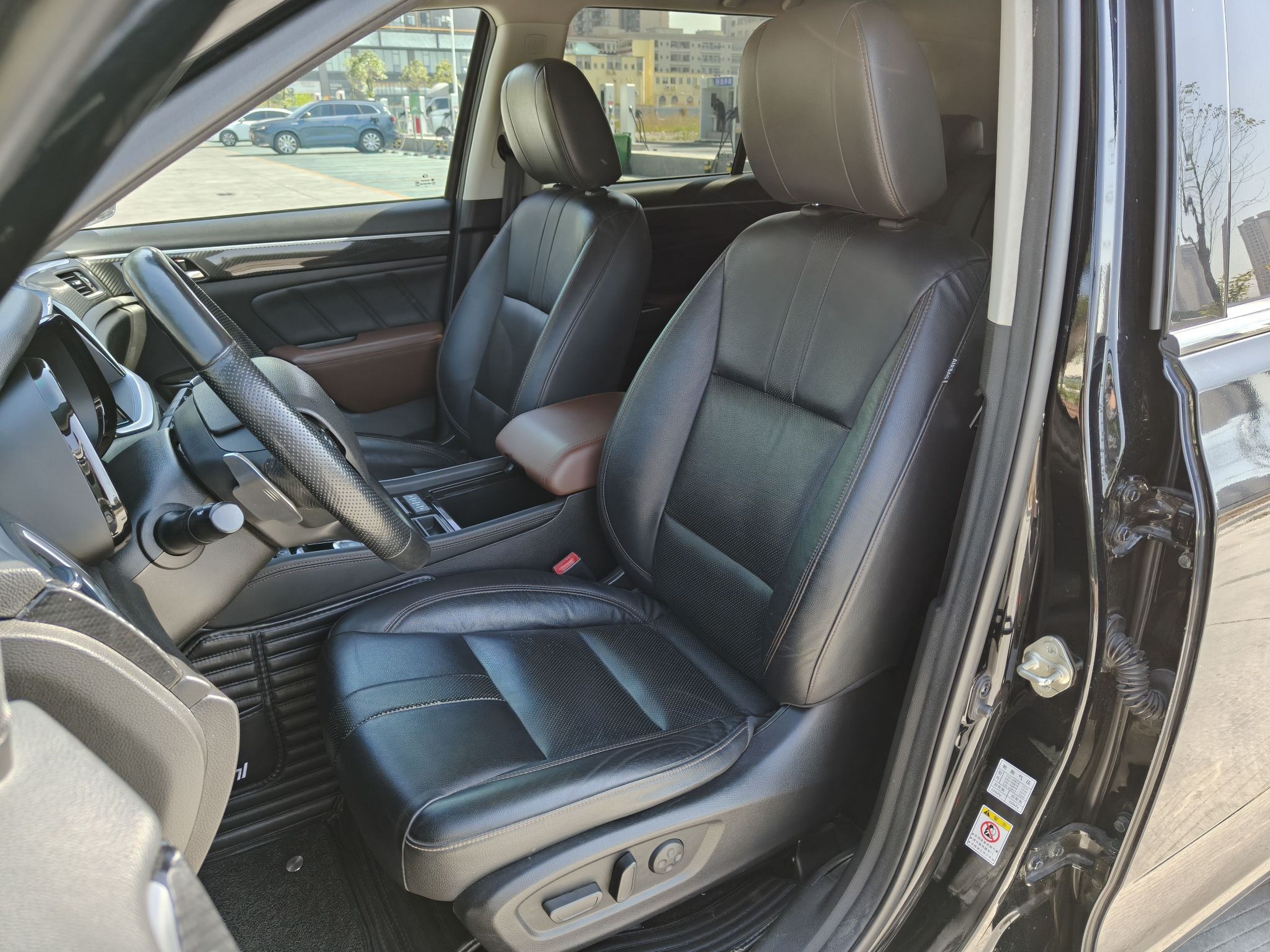 Переднее сиденье в автомобиле